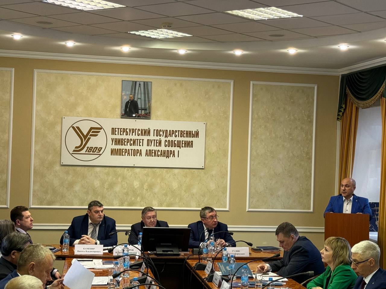 Докладывает Петраков